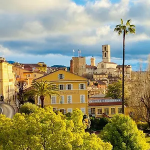 https://un-palmier-sa-fentre.fr-provencehotel.com